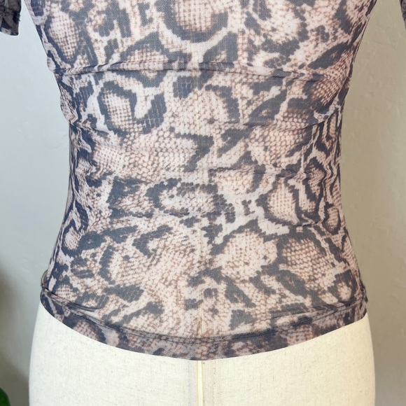 ✖️SOLD✖️•LNA• Snake Mesh High Neck Short Sleeve Cropped Semi Sheer Fitted Tee - Picture 8 of 11